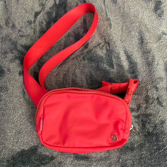 Lululemon Everywhere Belt Bag in Pale Raspberry - Picture 1 of 5
